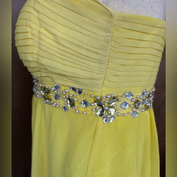 Strapless yellow gown - Picture 3 of 8